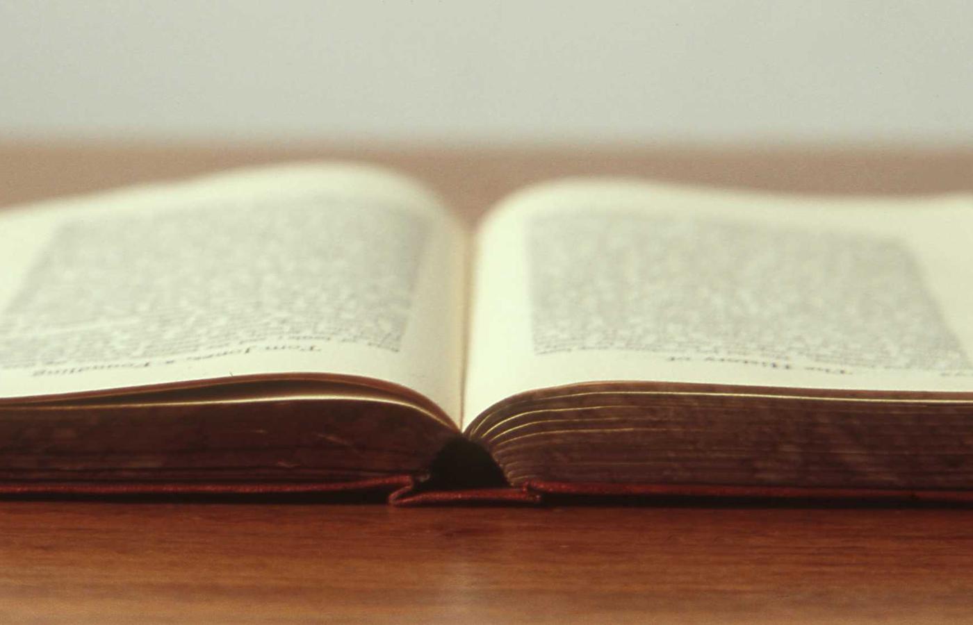 Gasten genieten van een elegant bedrijfsdiner