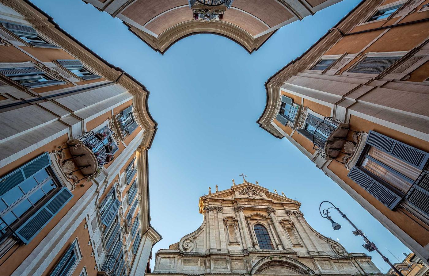 Team dat samenwerkt tijdens een teambuilding activiteit