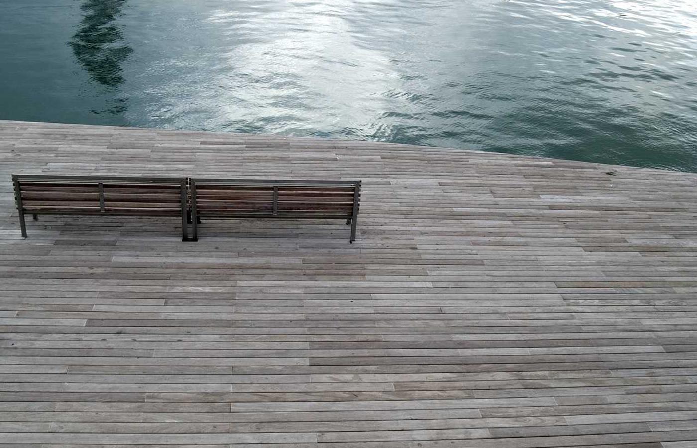 Spreker op een conferentiepodium