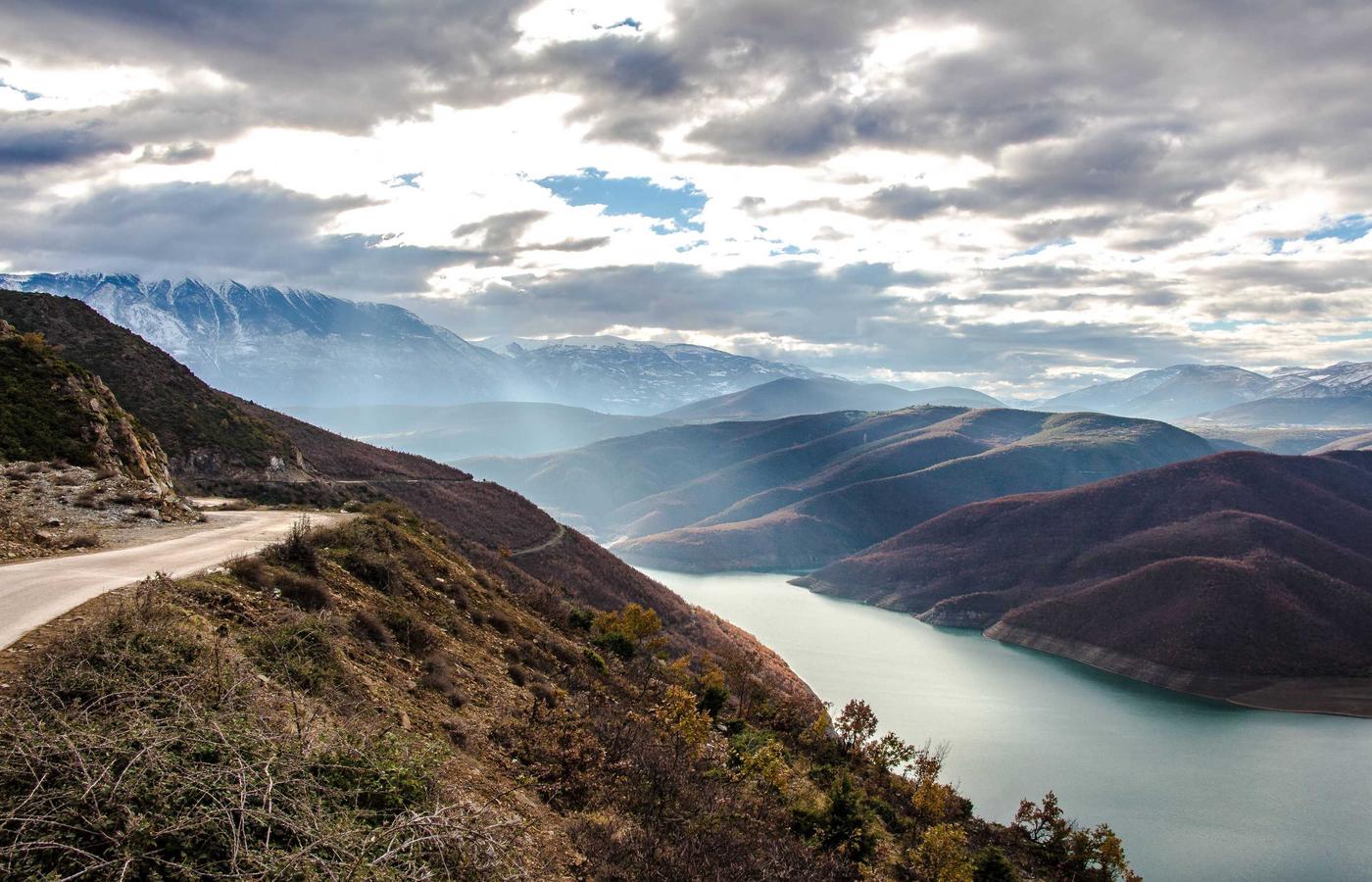 Teamleden die samen een puzzel oplossen